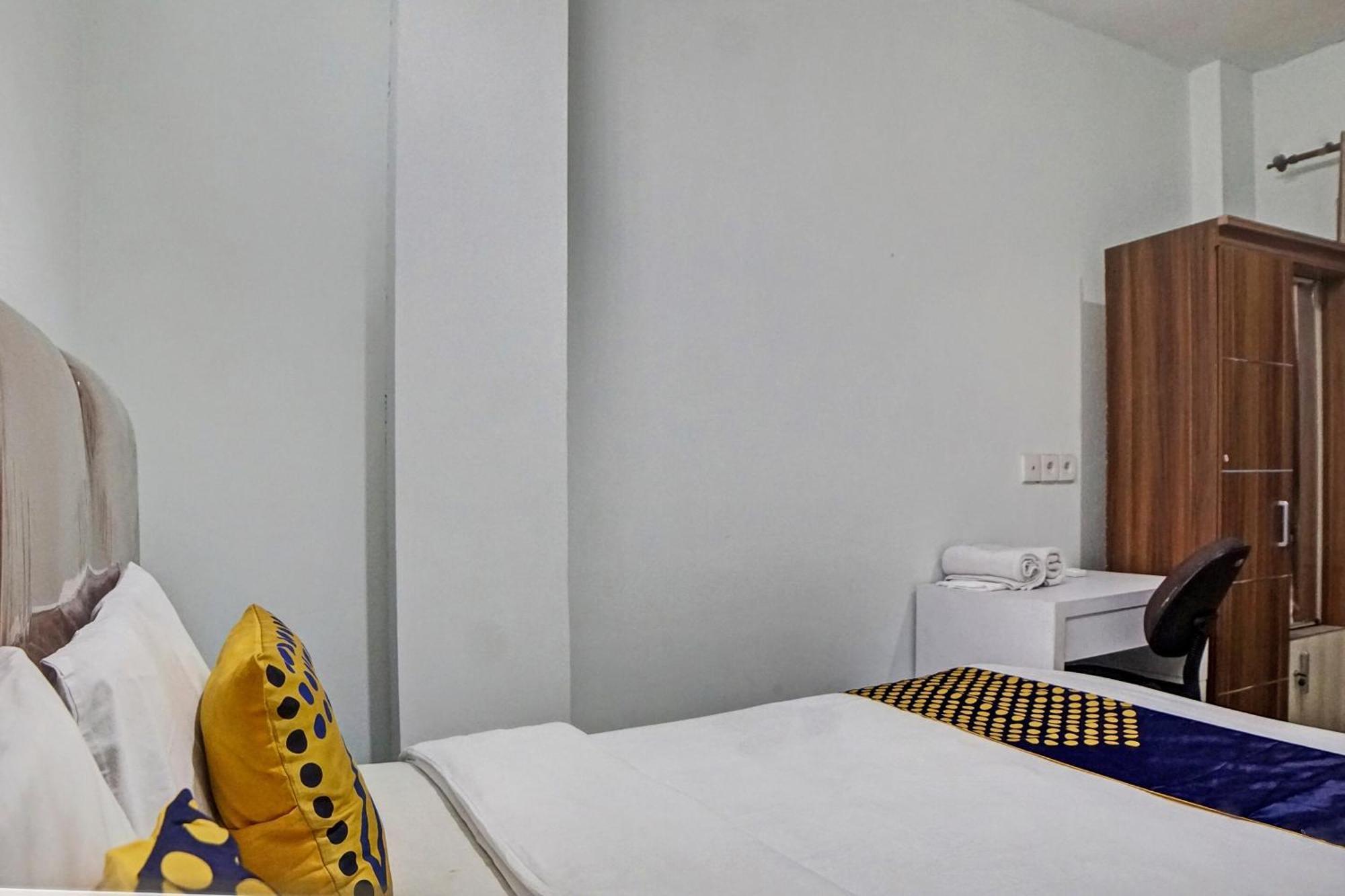 Spot On 92822 Finest House Near Amplas Bus Terminal 棉兰 外观 照片