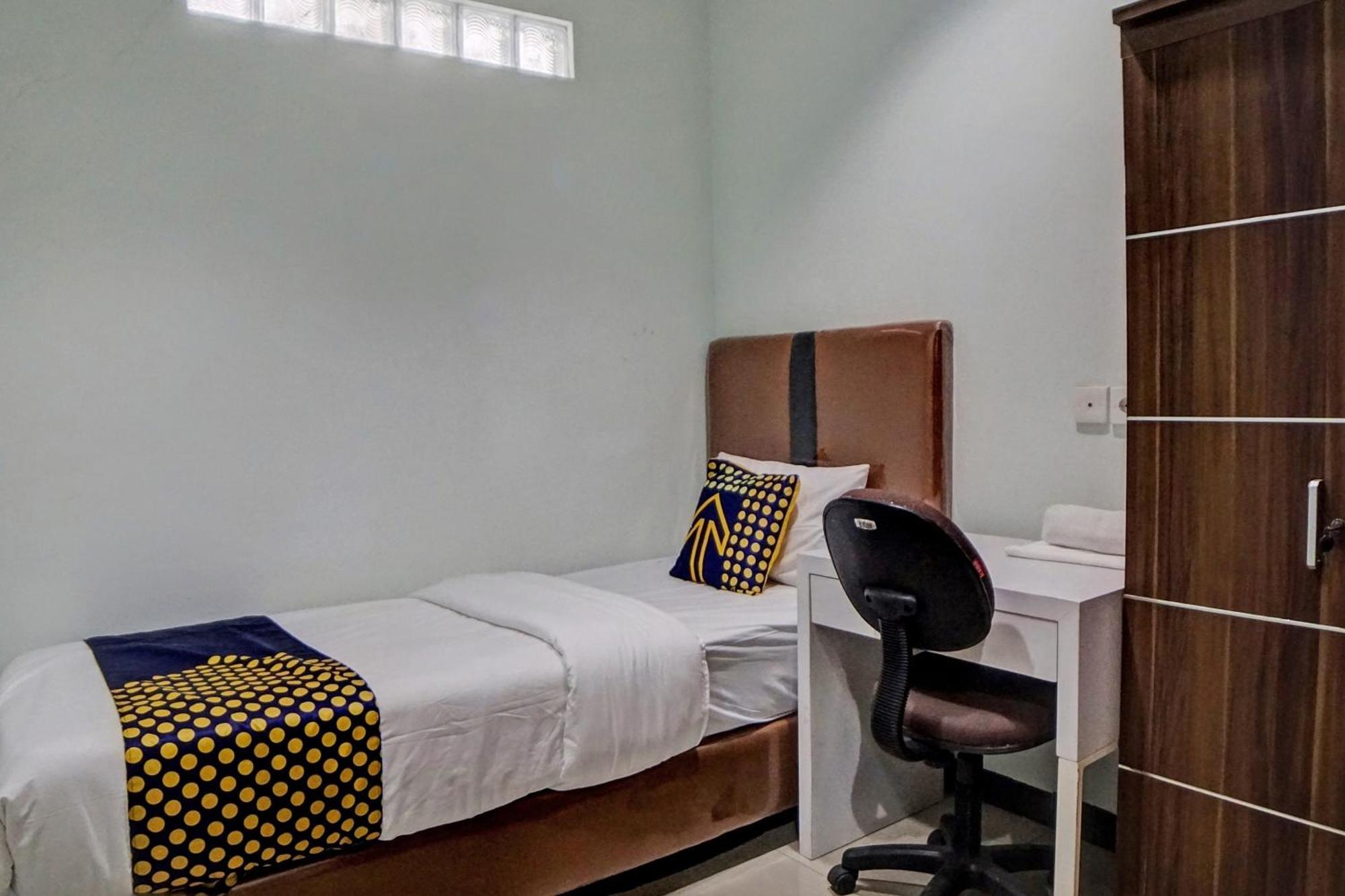 Spot On 92822 Finest House Near Amplas Bus Terminal 棉兰 外观 照片