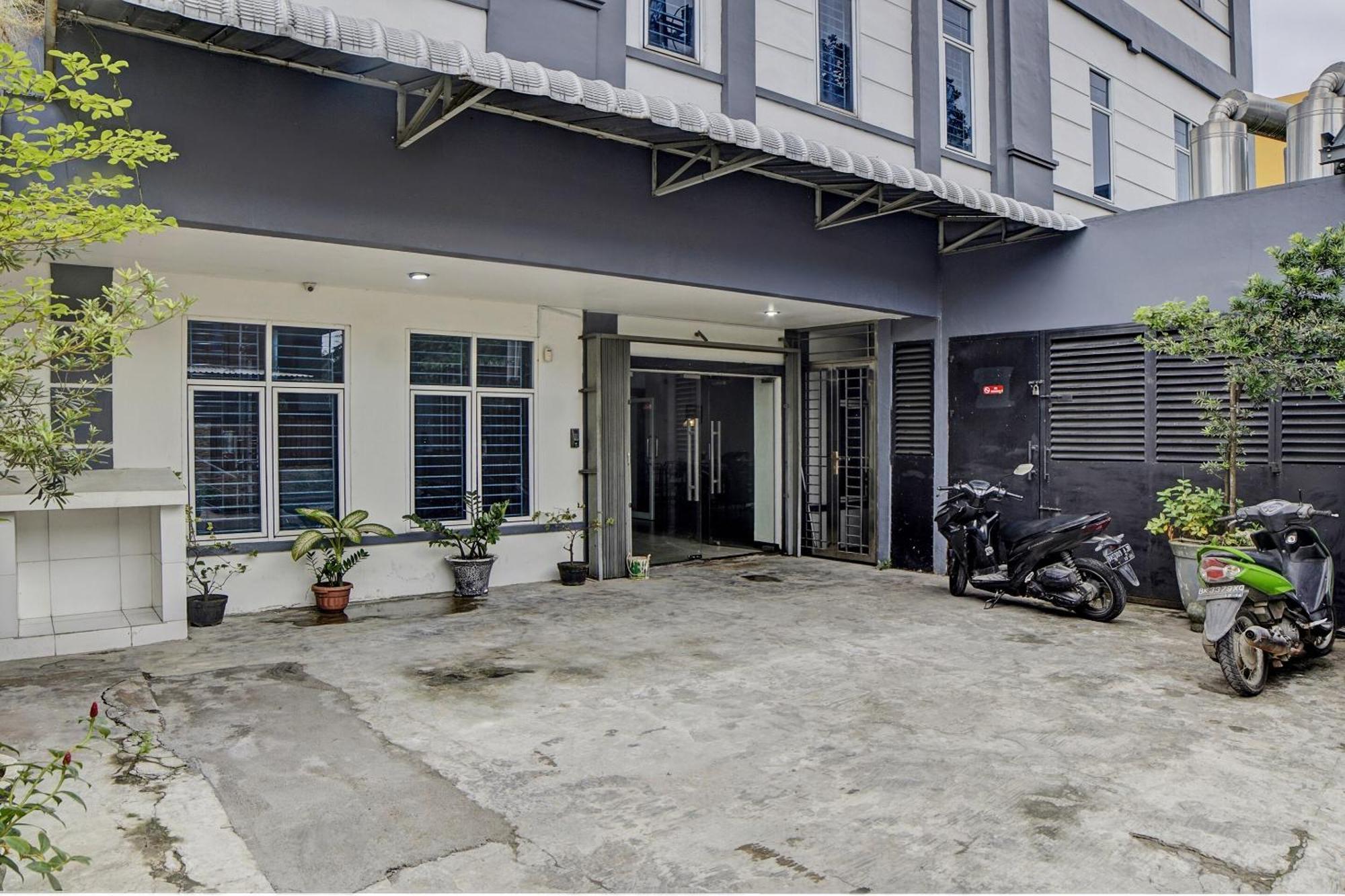 Spot On 92822 Finest House Near Amplas Bus Terminal 棉兰 外观 照片