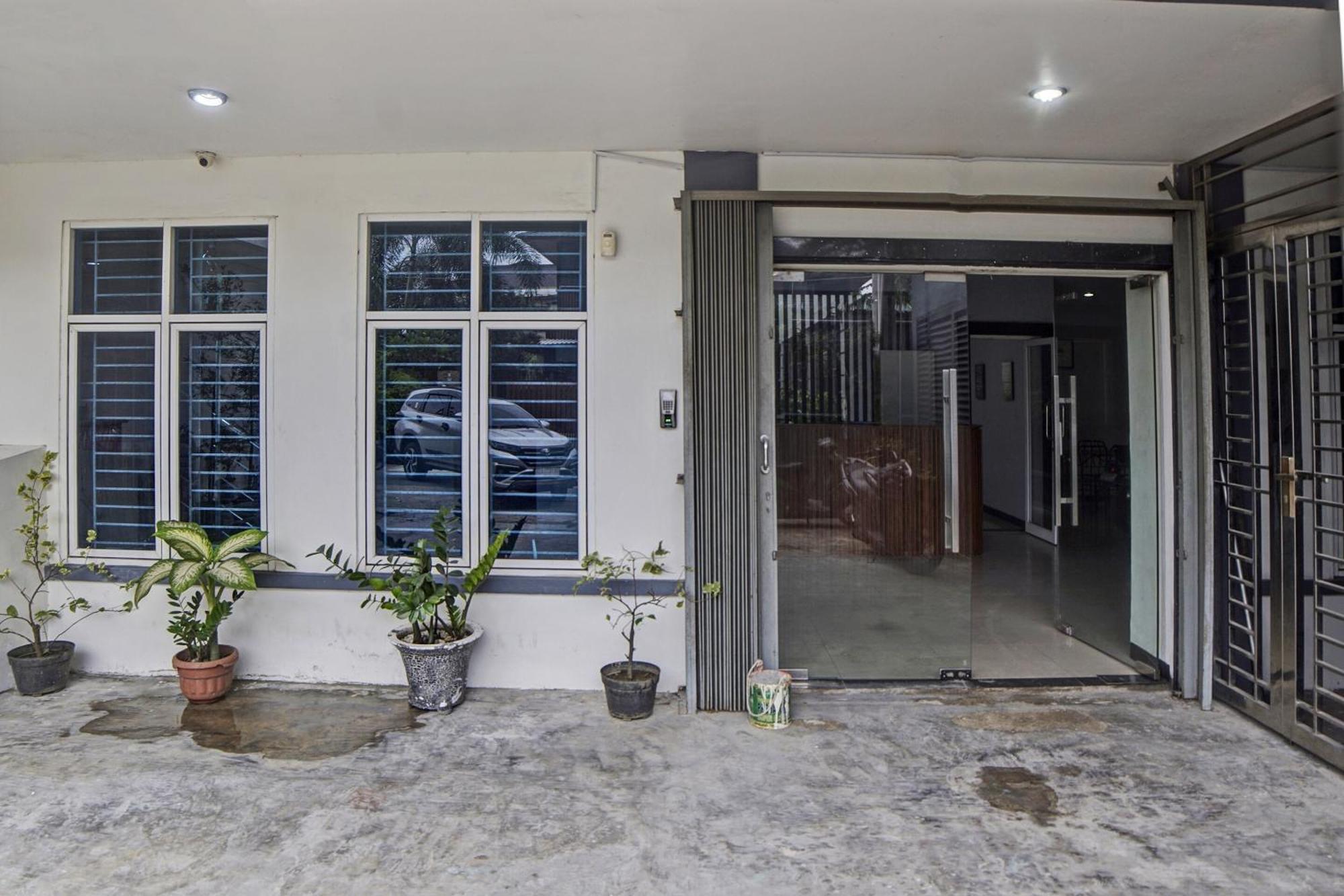 Spot On 92822 Finest House Near Amplas Bus Terminal 棉兰 外观 照片