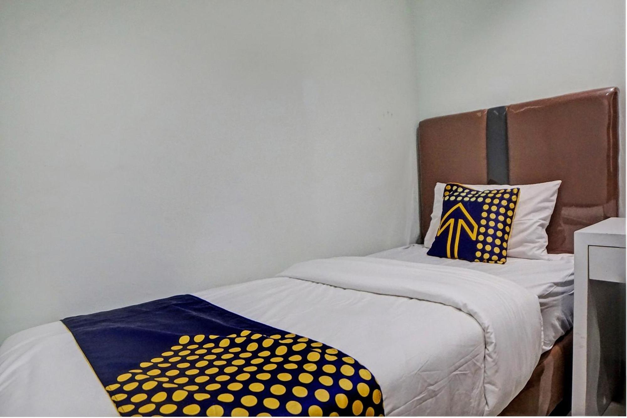 Spot On 92822 Finest House Near Amplas Bus Terminal 棉兰 外观 照片